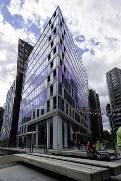 London - 05 28 2022: Triangular mansion in Merchant Square in Paddington Basi 스톡 사진