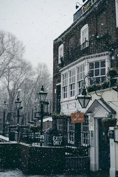 London Apprentice Pub on river Thames embankment on a snowy sundeay morning Stock Photos