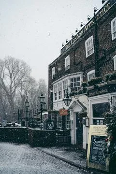 London Apprentice Pub on river Thames embankment on a snowy sundeay morning Stock Photos