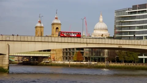 London bridge bus close Stock Footage 82149406