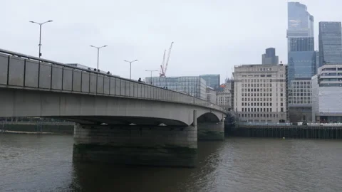 London Bridge Over River Thames With City Buildings Vidéo 327979921