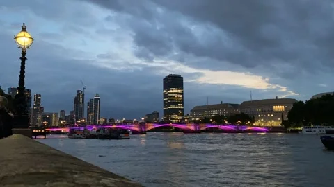 London Bridge on the Thames Stockbeeldmateriaal 282584300