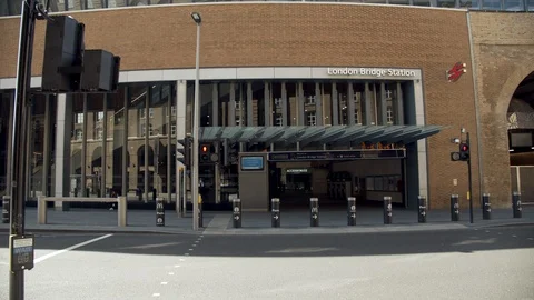 London bridge train station without people during Lockdown Stock Footage 127980719