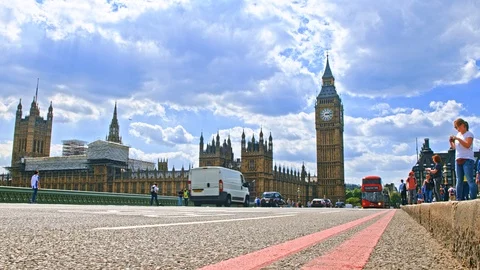 London Buses Pass In Front Of Big Ben palace Vídeos de archivo 90455649