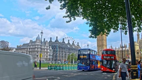 London Buses Pass In Front Of  Big ben palace Vidéo 90474182