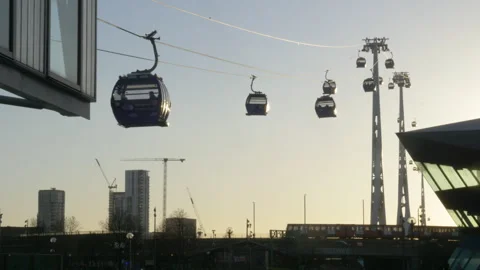 London Cable Car System Crossing Thames Near Greenwich 库存影片 326152190
