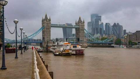 London Cloudy Timelapse: Tower Bridge &amp; Foggy City Skyline 库存影片 334513505