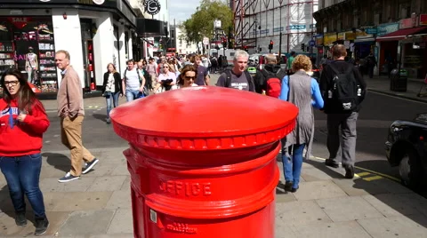 London. A crowd pass a post box Stock Footage 41047642