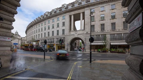 London Daytime Timelapse: Blurred Bus at Regent &amp; Air Street Stock Footage 334166997