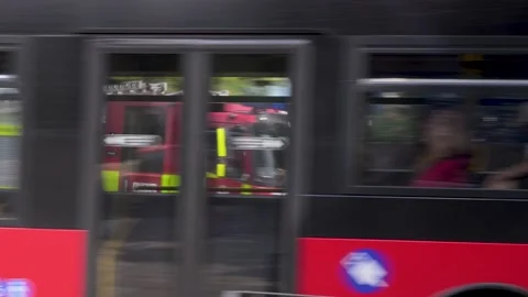 London Fire Engine Driving Through Residential Street Traffic Vídeo Stock 345011613