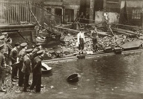 The London Flood Of 1928. A Scene Showing Damage Caused When The Westminster Emb Stock Photos