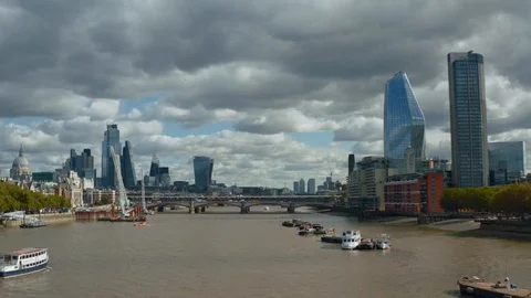 London fly over the Themse Stock Footage