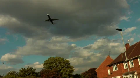 LONDON HEATHROW FLIGHTPATH Stock Footage 38219590