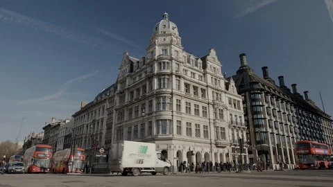 London intersection with old building Video stock 128189863