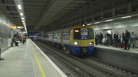London Overground Platforms With Train Approaching Video stock 82178242