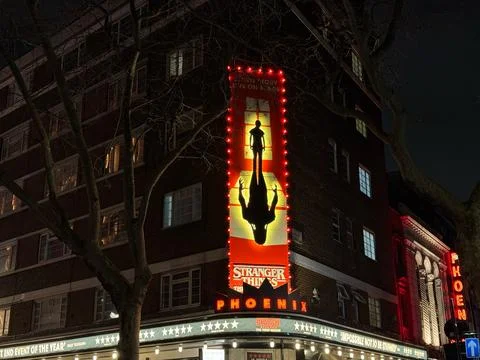 London Phoenix Theatre Stranger Things Vertical Sign Foto stock