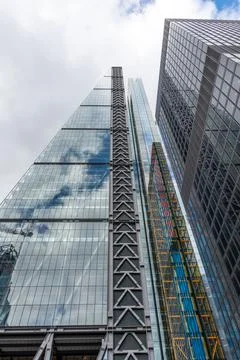 London, reflection of clouds in the windows of modern buildings Foto stock
