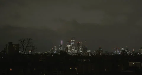 London Skyline - Pull Focus - Wide GV - Cloudy Night - S-Log Video stock 169765939