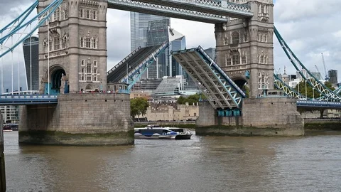 London Tower Bridge Closing While Boats Travel Underneath Video stock 116529981