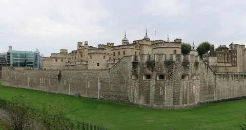 London Tower prison museum outer wall England pan 4K Stockbeeldmateriaal 98059944