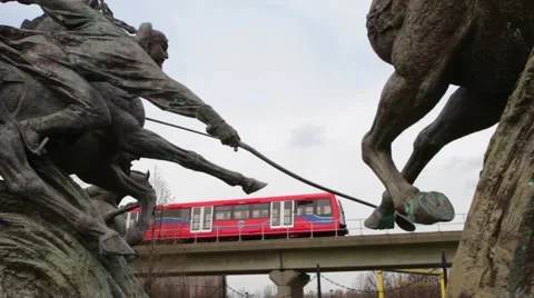 London train and statues 動画素材 61776827