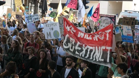 LONDON, UK - 20 SEP 2019; Climate Marching Protesters crowd go Extinct 動画素材 116392953
