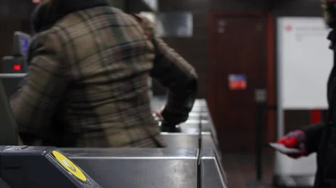 London Underground commuters pass through tube barriers Stockbeeldmateriaal 53889412