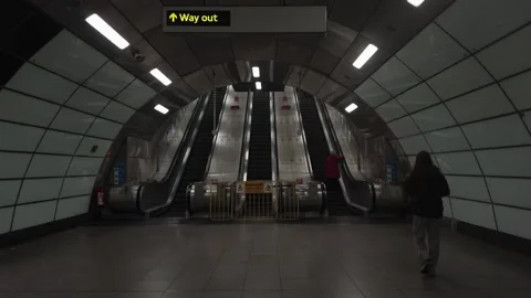 London Underground Escalator Exit and Tunnel Interior Scene Vídeos de archivo 334671522