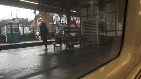 London Underground pulling into WIllesden Green Station through window 4k 库存影片 85524148