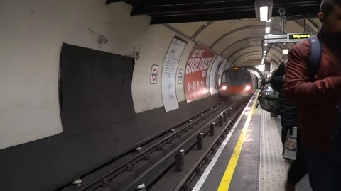London Underground Train approaching station with people waiting Stock Footage 89782265