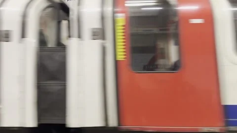 London underground train arriving at platform Lancaster Gate Vidéo 331827526
