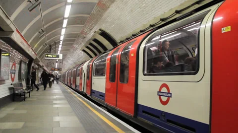 London Underground Train Departing: Dynamic Subway Commute with Audio 스톡 동영상 36239448