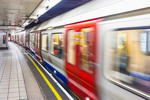London Underground Train in Motion at Platform During Arrival Foto stock