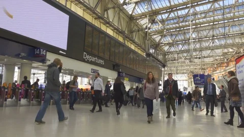 London Waterloo Station commuters Stockbeeldmateriaal 73984635