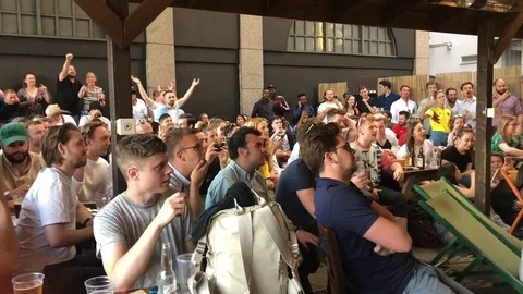 Londoners react as Harry Kane puts England up 1-0 against Colombia Video stock 106298600