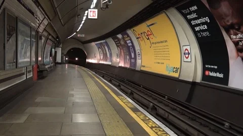 Londra Underground Train arrival Metro Station Stockbeeldmateriaal 112620937