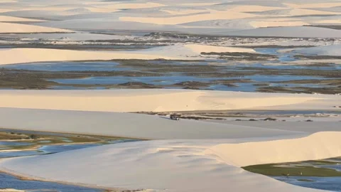 Lone 4WD Between Dunes and Lagoons in Lençóis Maranhenses Video stock 342444654