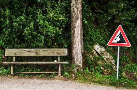 Lone bench under the tree covered in Centre of Italy. Foto stock