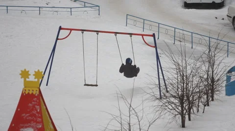 Lone child on a swing in winter Vídeo Stock 62535221