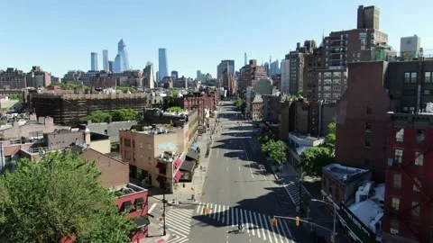 Lone Cyclist on an Empty Seventh Avenue South Crossing 库存影片 131596378