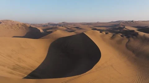 Lone Dune Crest above Flat Sand Plain at Dusk 스톡 동영상 323797464