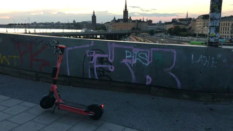 Lone electirc scooter blinks red in Stockholm Vídeos de archivo 137785884