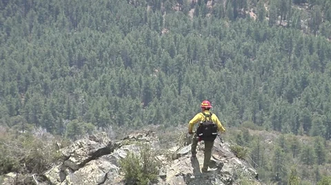 Lone firefighter overlooks mountain range looking for hot spots Video stock 40951614