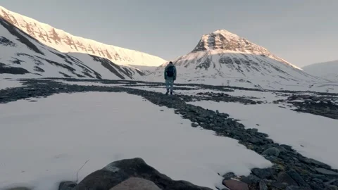 Lone Hiker Exploring the Arctic Wilderness in Svalbard 스톡 동영상 339277791