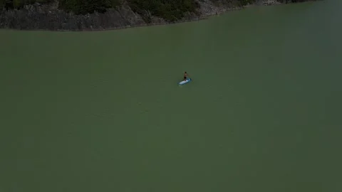 A lone paddle boarder through an alpine lake in Washington  스톡 동영상 331960000