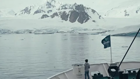 Lone Passenger on Bow of MV Hondius Expedition Ship Viewing Antarctica Snow 库存影片 336199860