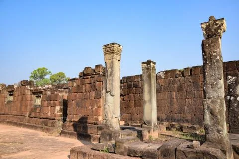 Lone pillars in front of old broken crumbling ancient ruins of angkor wat Stock Photos