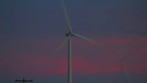 Lone propeller in Wind Farm at sunset Stock Footage 81149262