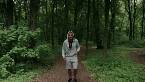 Lone runner in wintry wood, slow motion shot Vídeos de archivo 75538186