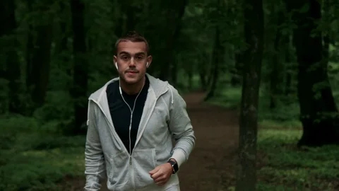 Lone runner in wintry wood, slow motion shot Vídeos de archivo 75540356